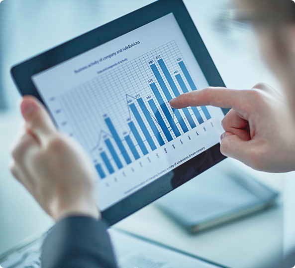 Gráficos financeiros exibidos em um tablet
