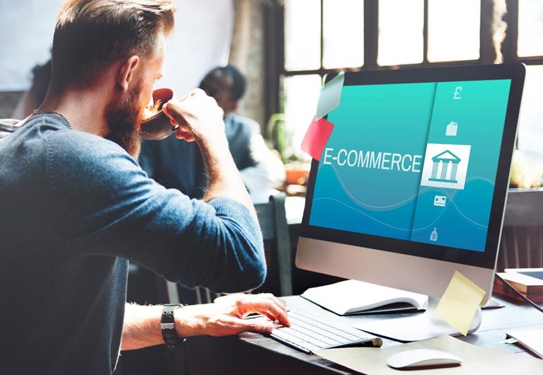Profissional cuidando da gestão financeira no computador