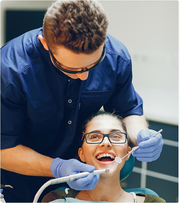 Dentista sorrindo no consultório
